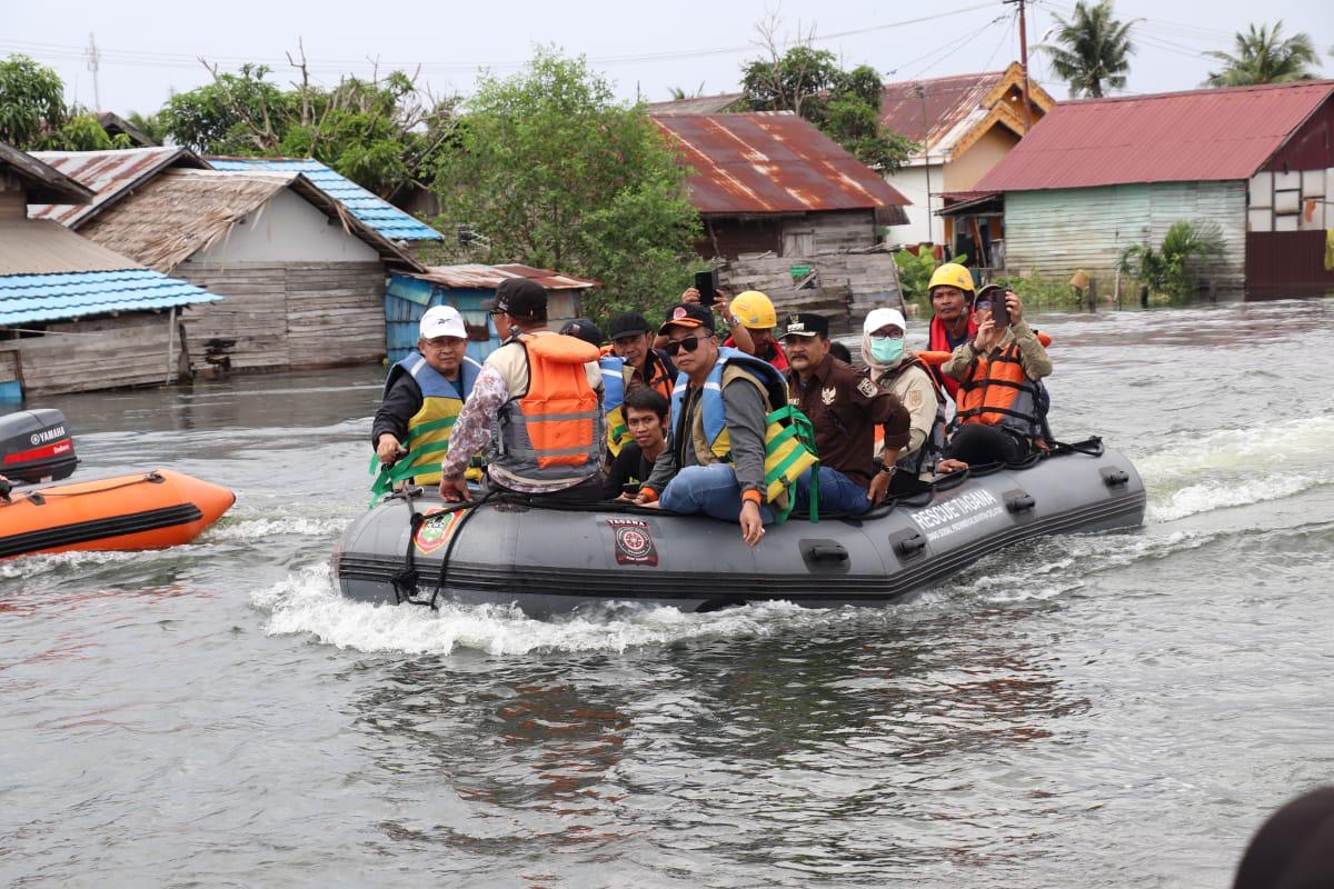Dishut Kalsel Koordinir Kegiatan Penyerahan Bantuan Banjir Oleh Gubernur Kalsel Kepada Masyarakat Kurau, Kabupaten Tanah Laut