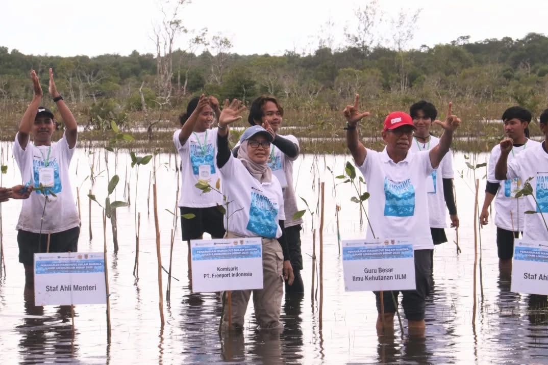 Kepala Dinas Kehutanan Kalsel Tanam Mangrove Bersama Menteri LH Dalam Rangka Peringati Hari Lingkungan Hidup Sedunia