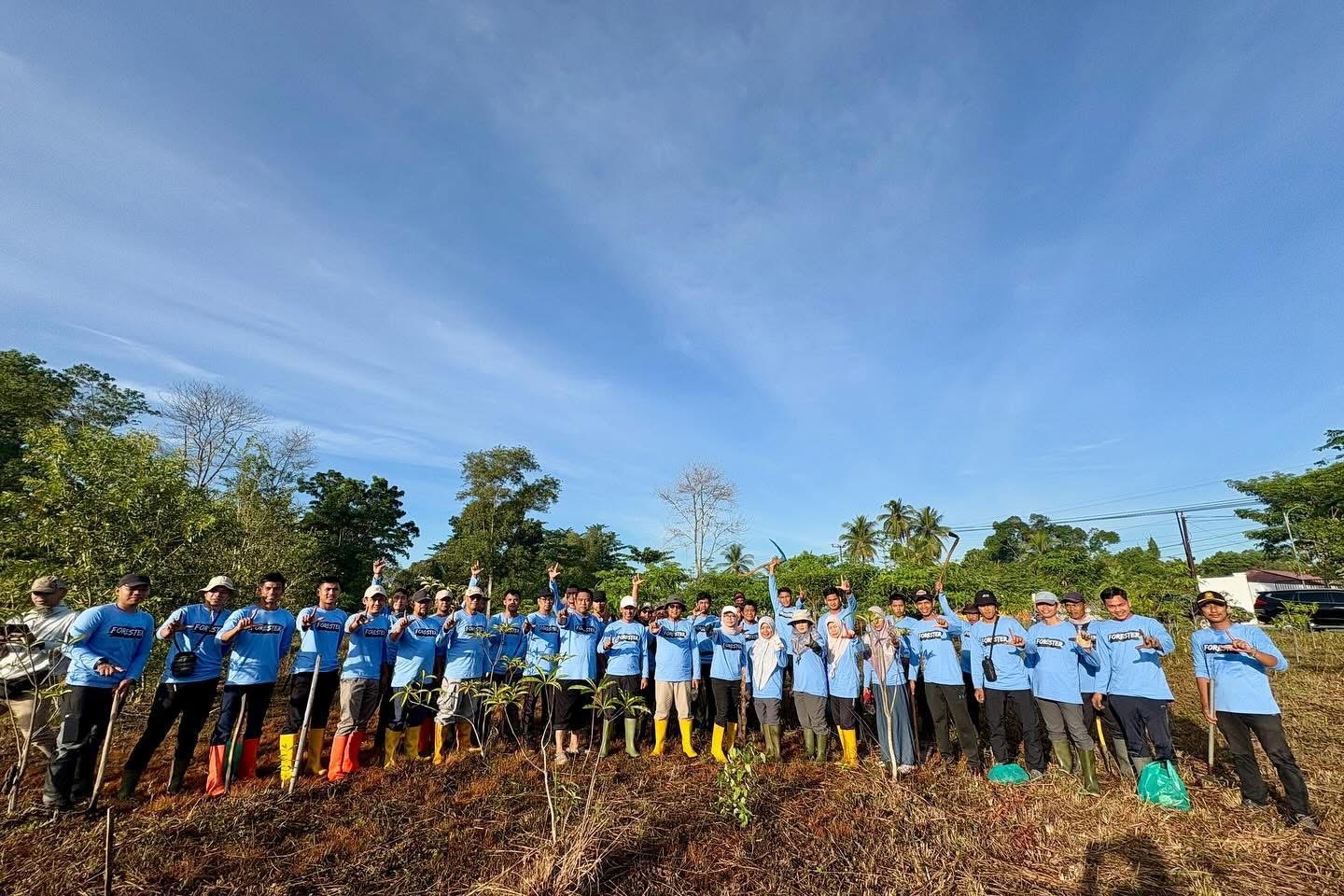DISHUT KALSEL LAKSANAKAN PENANAMAN DAN PEMUNGUTAN SAMPAH DI LAHAN MILIK PEMPROV UNTUK PERINGATI HARI LINGKUNGAN HIDUP