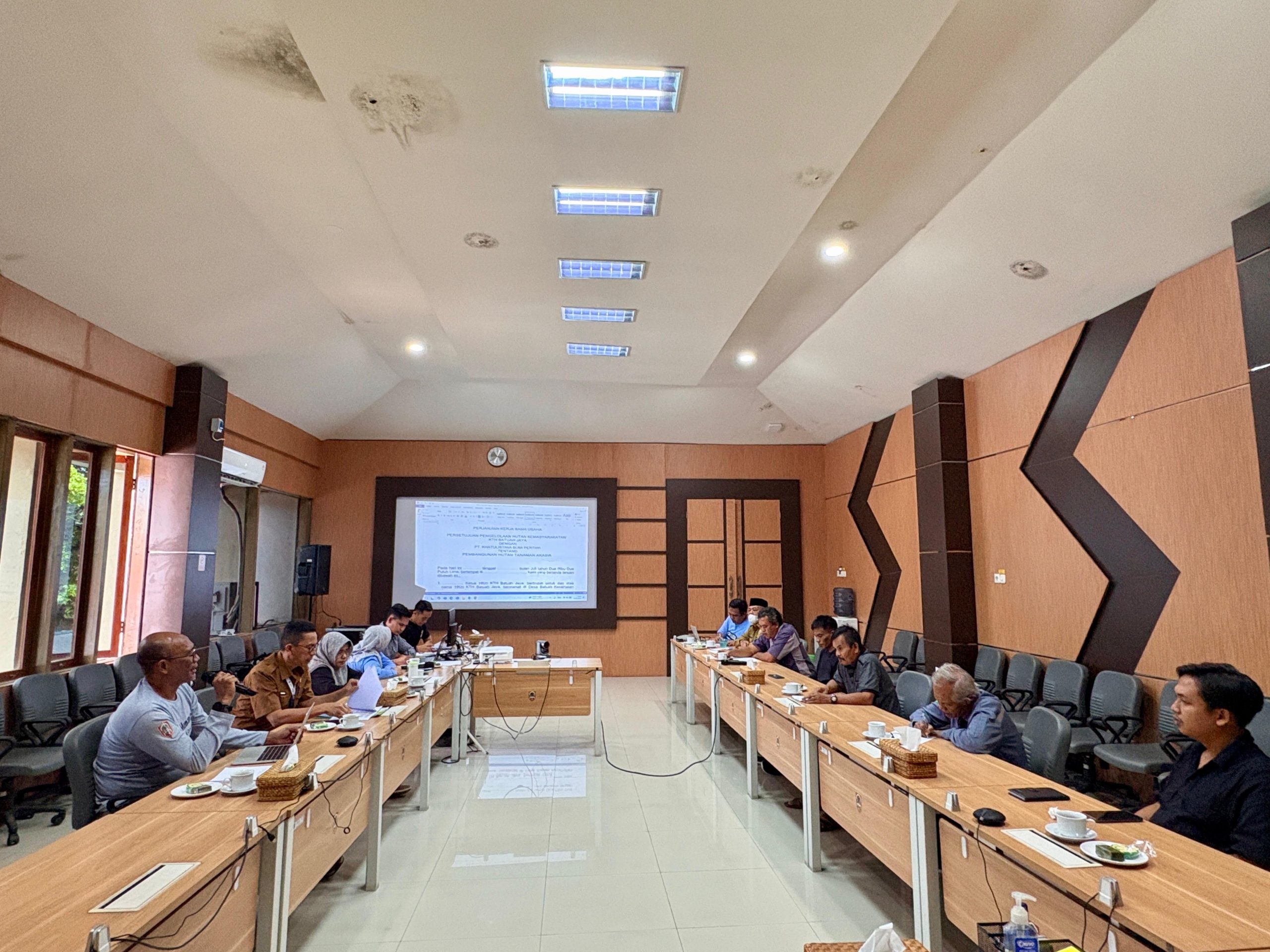 Dishut Kalsel Bahas Draft Kerja Sama HKm Batuah Jaya dan PT. Khatulistiwa Bumi Pertiwi