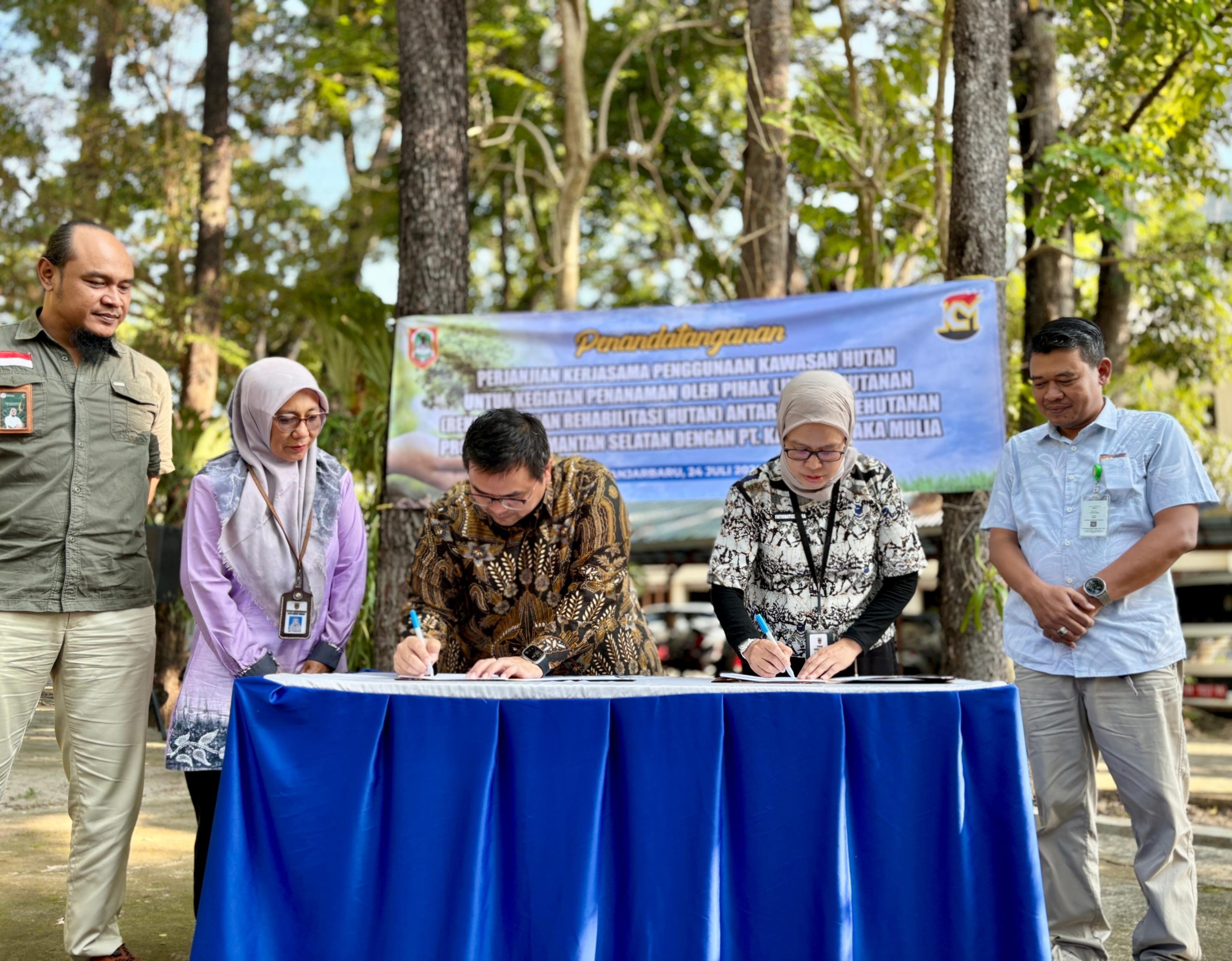 Penandatanganan Kerja Sama Reklamasi dan Rehabilitasi Hutan Antara Dishut Kalsel dan PT Kadya Caraka Mulia