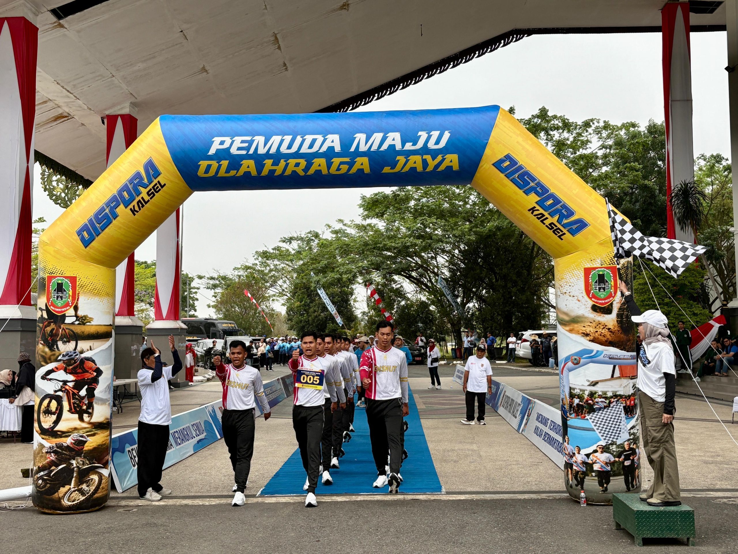Dishut Kalsel Ikuti Lomba Gerak Jalan HUT ke-80 RI dan Hari Jadi ke-75 Provinsi Kalsel