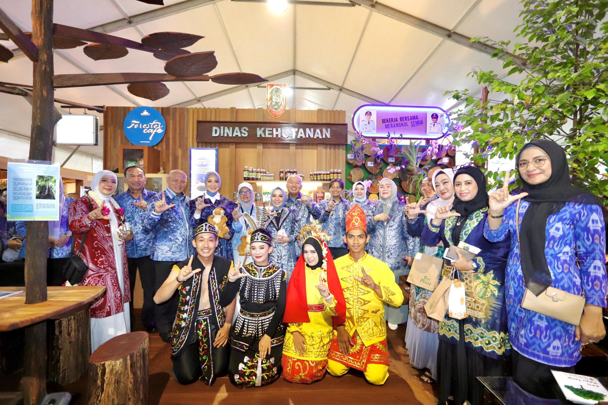 Gubernur dan Wakil Gubernur Kalsel Singgah di Stan Dinas Kehutanan pada Kalsel Expo 2025