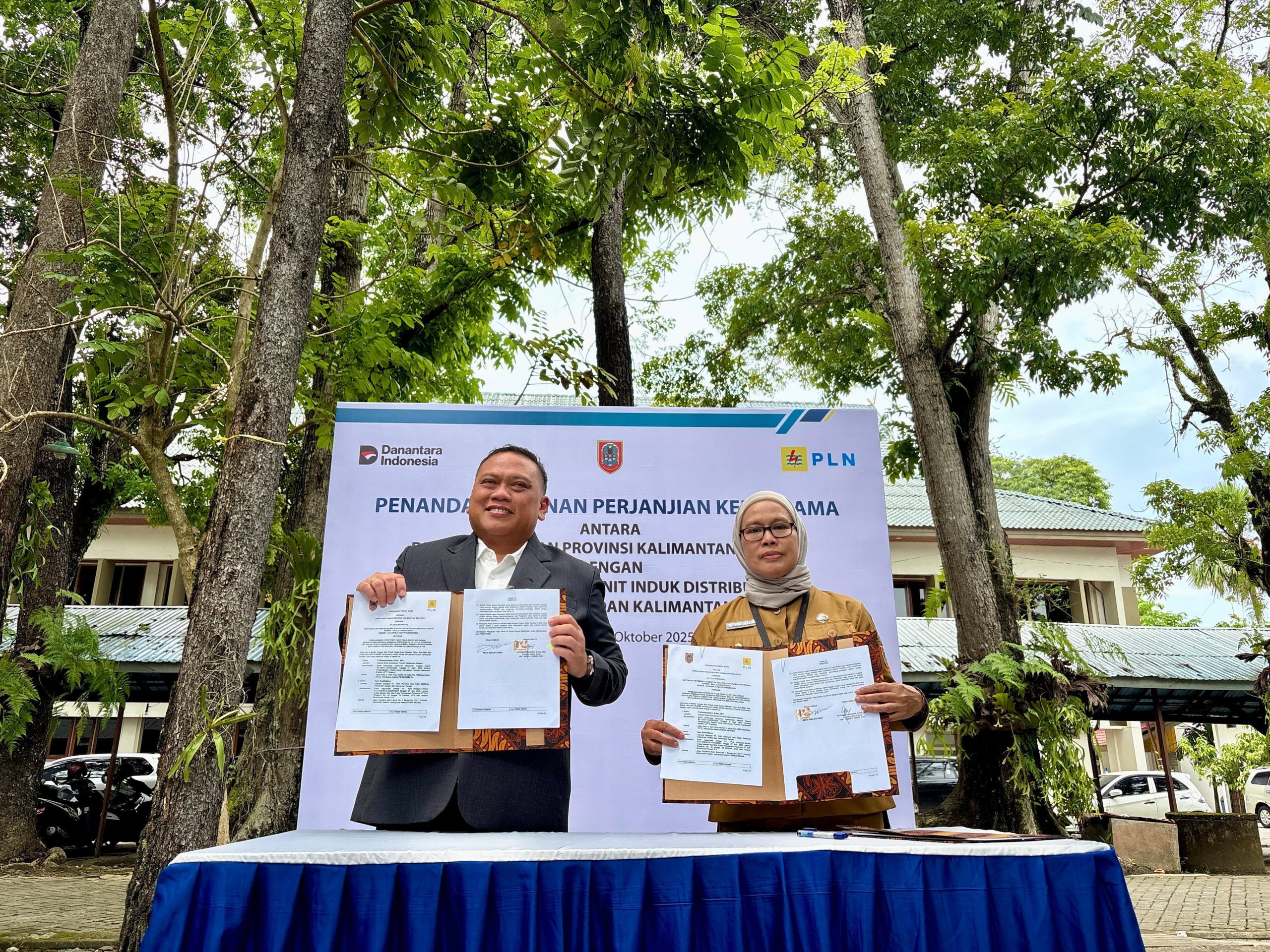 Dishut Kalsel dan PT PLN UID Kalselteng Tandatangani Kerja Sama Pembangunan Jaringan Distribusi 20 KV