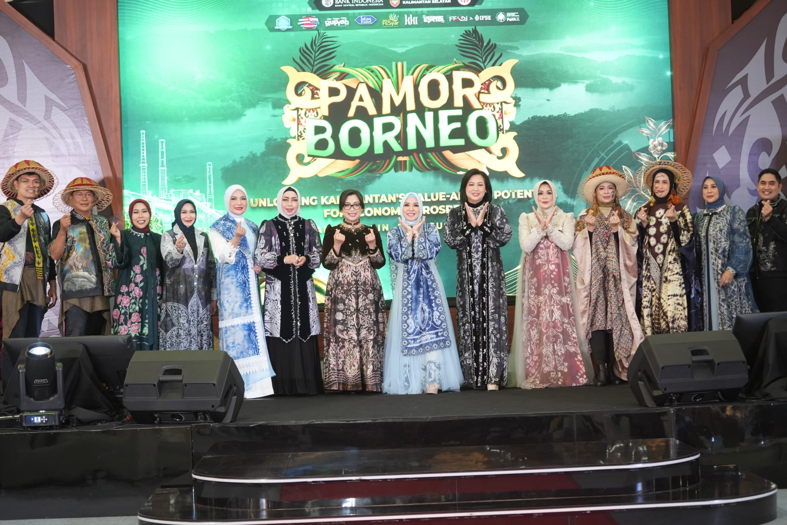 Hj. Fathul Jannah Muhidin Tampilkan Sasirangan pada Gelaran Wastra Nusantara Pamor Borneo 2026