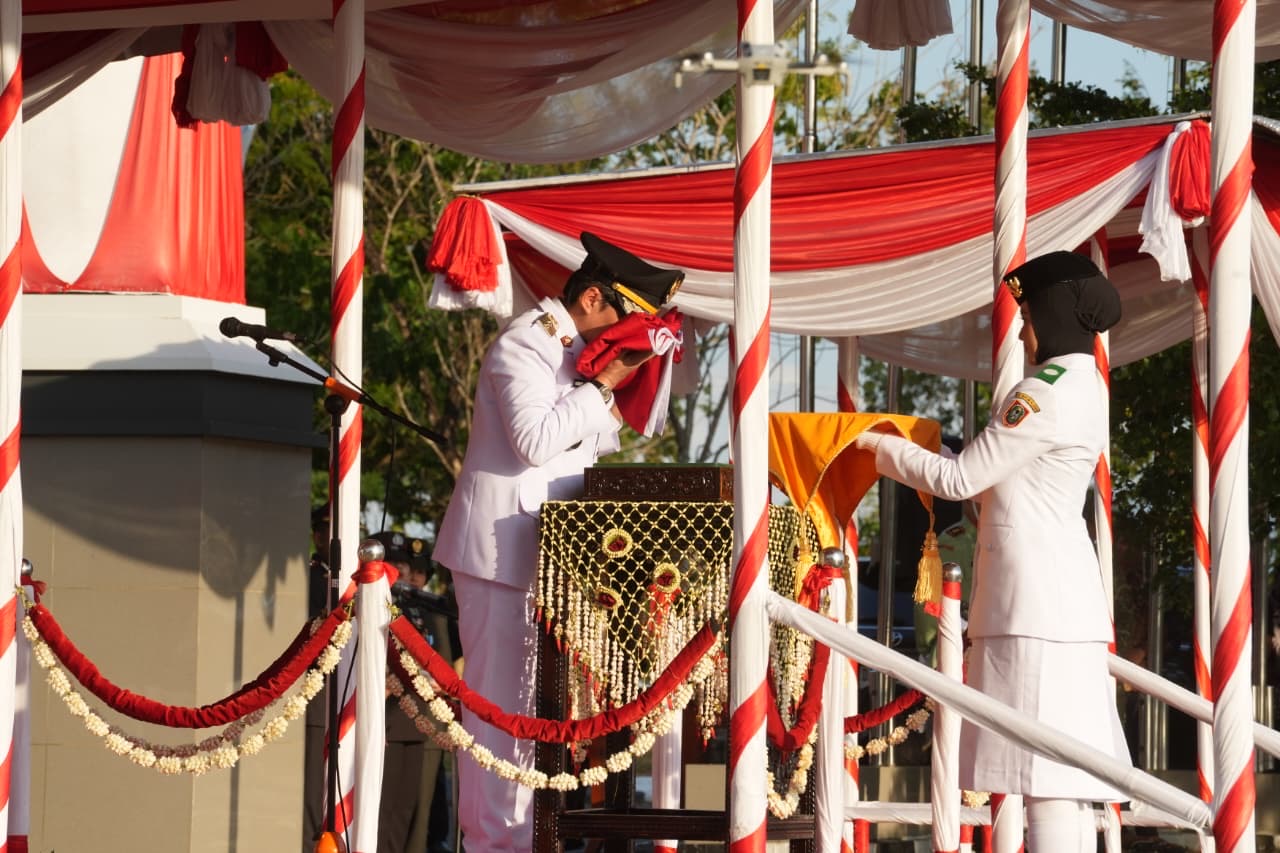 Berlangsung Khitmad, Wagub Kalsel Hasnuryadi Pimpin Upacara Penurunan Bendera HUT RI ke-81