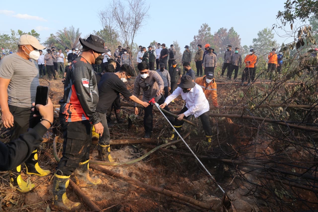 Gubenrur H. Muhidin Bersama Forkopimda dan Pereakilan Mahasiswa Padamkan Bara di Lahan Gambut dengan Injection Menggunakan Pipa Suntik