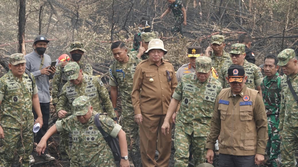 Gubernur H. Muhidin Sambut Kunjungan KSAD dan Kepala BNPB, Tinjau Kawasan Karhutla dan Serahkan Usulan Bantuan ke BNPB
