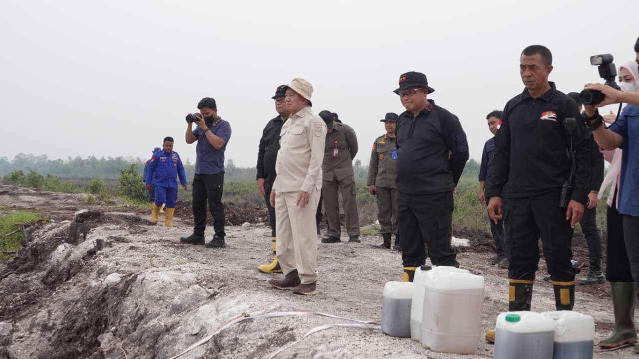 ‎Campurkan 1.000 Liter Surfanktan ke Embung Syarkawi, Pendinginan dan Pembasahan Gunakan Helikopter Water Bombing Terus Dilakukan Cegah Api Menyala