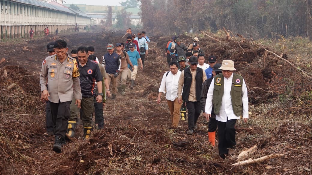 Pemadaman Titik Api Karhutla, Gubernur H. Muhidin Kerahkan Ekskavator Balik Tanah dan Pembasahan Lahan di Kawasan Sambang Lihum