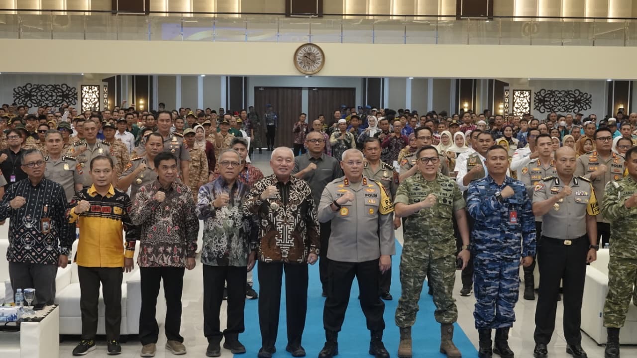 Gubernur H. Muhidin dan Pimpinan Forkopimda Ajak Semua Unsur Masyarakat Gotong Royong Padamkan Kahutla di Kalsel