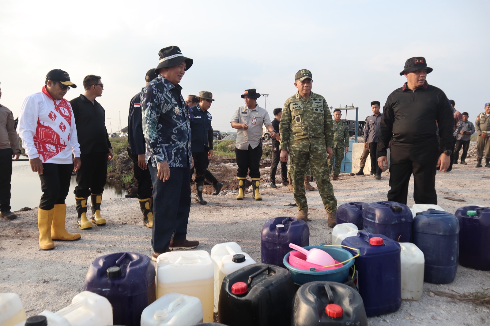 Gubernur H. Muhidin Bersama Pangdam XXII/Tambun Bungai dan Forkopimda Terus Uji Efektivitas Pemadaman Karhutla dengan Cairan Surfaktan Dukung Operasi Water Bombing